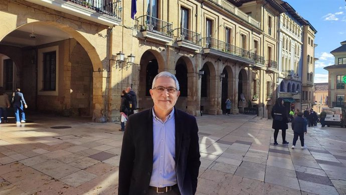 Archivo - El portavoz de IU-Convocatoria por Oviedo, Gaspar Llamazares.