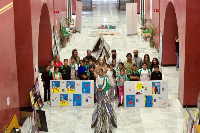 La consejera de Desarrollo Educativo y Formación Profesional, Patricia del Pozo, con alumnos del Ibarburu de Dos Hermanas (Sevilla).