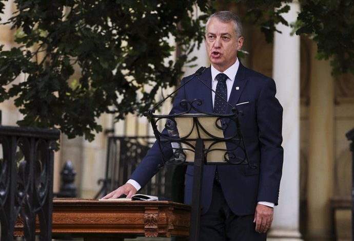 Archivo - Iñigo Urkullu durante la  jura de su cargo por tercera vez consecutiva bajo el árbol de Gernika 