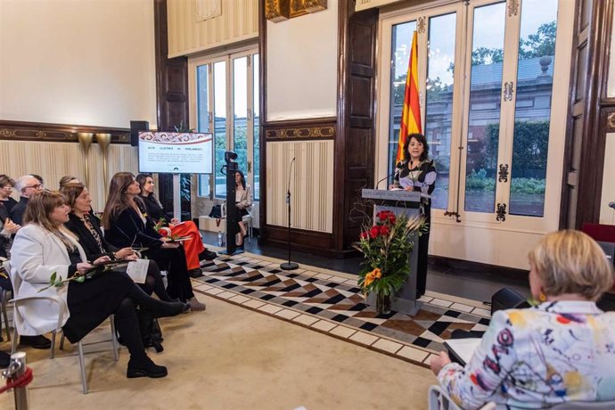 La presidenta del Parlament, Anna Erra, en el acto de conmemoración por Sant Jordi.