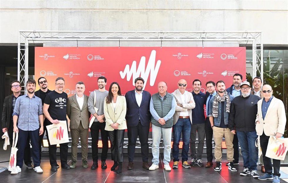 El jefe del Ejecutivo regional, Fernando López Miras, junto a promotores de los festivales privados de la Región de Murcia