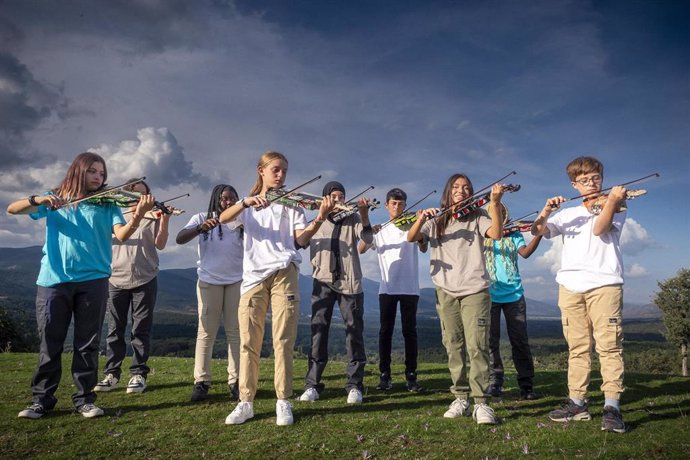 Jóvenes de la orquesta 'La Música del Reciclaje' de Ecoembes en el vídeo musical 'Canto a la Madre Tierra', una pieza con la que reivindican la armonía con la Madre Tierra.