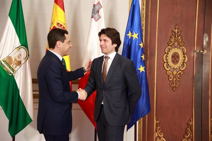 El presidente de la Junta de Andalucía, Juanma Moreno, ha recibido este lunes en el Palacio de San Telmo de Sevilla al embajador de Malta en España, Daniel Azzopardi (d.)