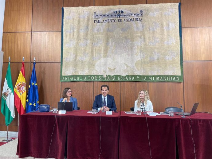 El consejero andaluz de Justicia, Administración Local y Función Pública, José Antonio Nieto, participa en un curso de especialización sobre violencia de género en el Parlamento andaluz.
