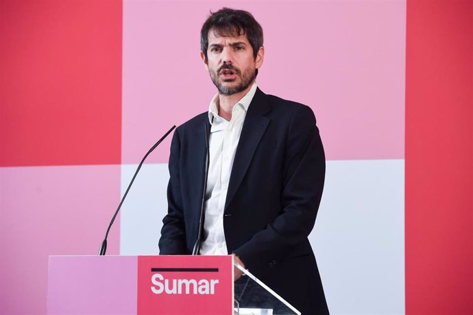 El portavoz de Sumar, Ernest Urtasun, durante una rueda de prensa para valorar los resultados de las elecciones vascas, en el Espacio Rastro, a 22 de abril de 2024, en Madrid (España).