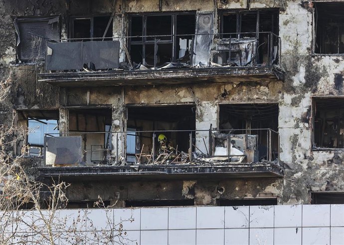Archivo - Imagen del edificio incendiado en el barrio valenciano de Campanar el pasado mes de febrero. 