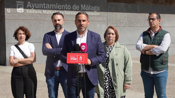 El portavoz municipal del PSOE, Daniel Pérez, junto a los concejales socialistas Mariano Ruiz, Carmen Martín, Rosa del Mar Rodríguez y Rubén Viruel