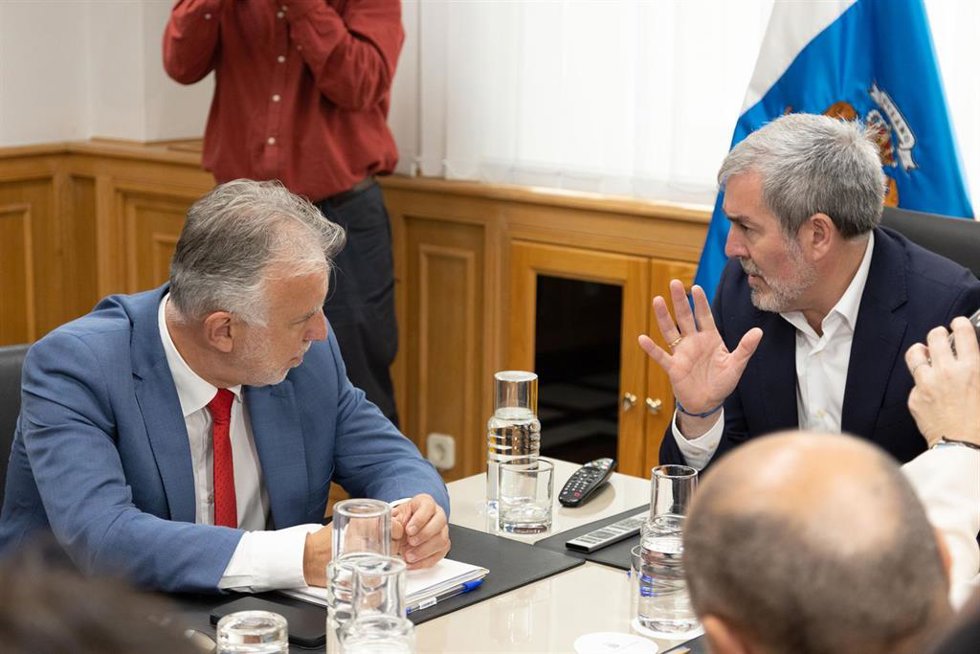 El ministro de Política Territorial y Memoria Democrática, Ángel Víctor Torres (i), y el presidente de Canarias, Fernando Clavijo (d)  conversan durante una reunión en la sede de la Presidencia del Gobierno de Canarias, a 22 de abril de 2024, en Las Pal