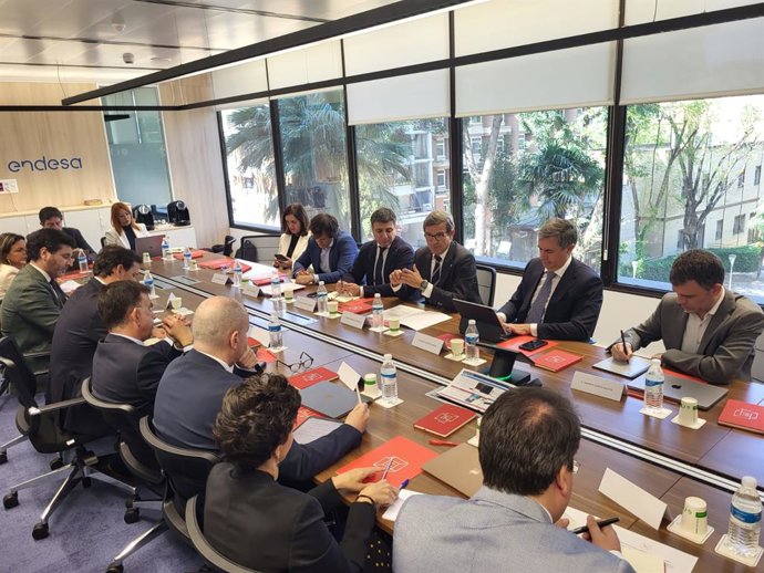 El consejero Jorge Paradela en la reunión mantenida con la junta directiva de Smart City Cluster.