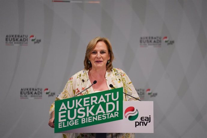 La presidenta del PNV en Vizcaya, Itxaso Atutxa, interviene durante el seguimiento de la jornada electoral de elecciones en Sabin Etxea, a 21 de abril de 2024, en Bilbao, Bizkaia