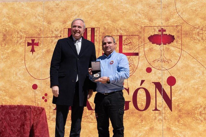 El presidente del Gobierno de Aragón, Jorge Azcón, entrega la medalla al mérito social al presidente del Real Automóvil Club Circuito Guadalope.