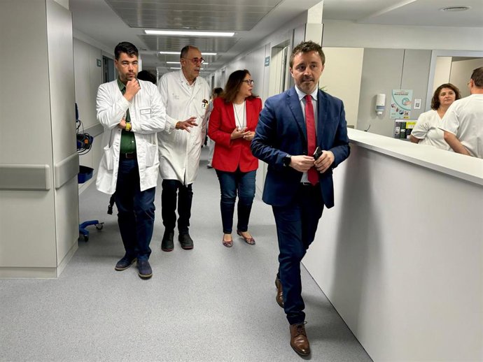 El director general del IbSalut, Javier Ureña, en una visita al Hospital General.