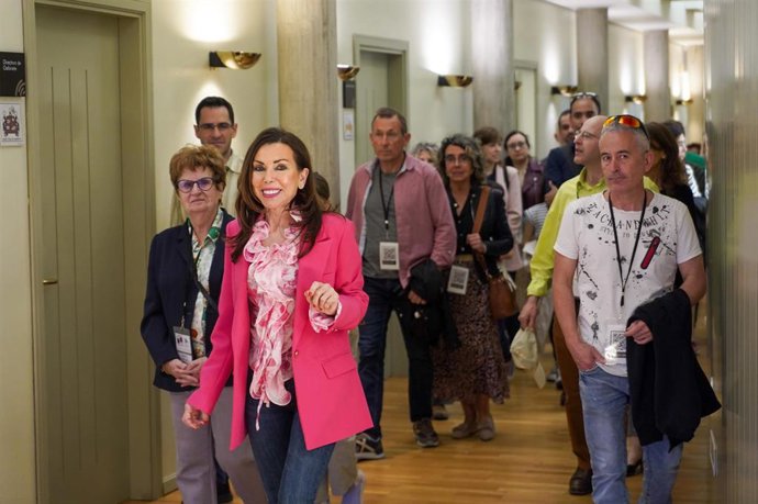 La presidenta de las Cortes de Aragón, Marta Fernández, en una de las visitas guiadas.