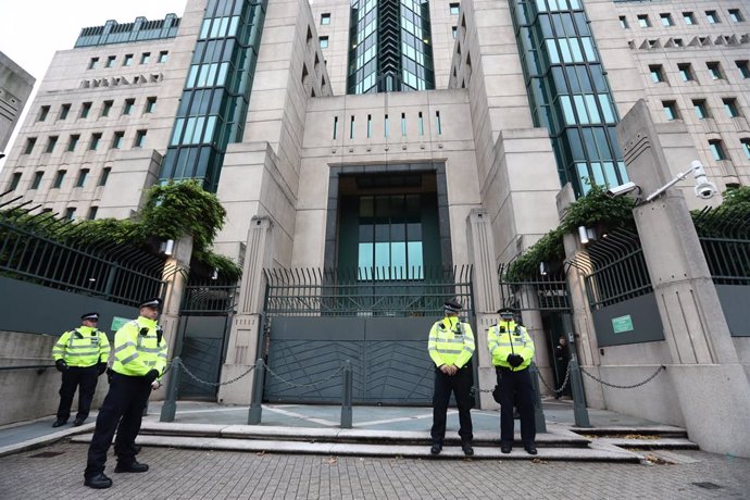 Archivo - Policías junto a la sede del MI6 en Londres (archivo)