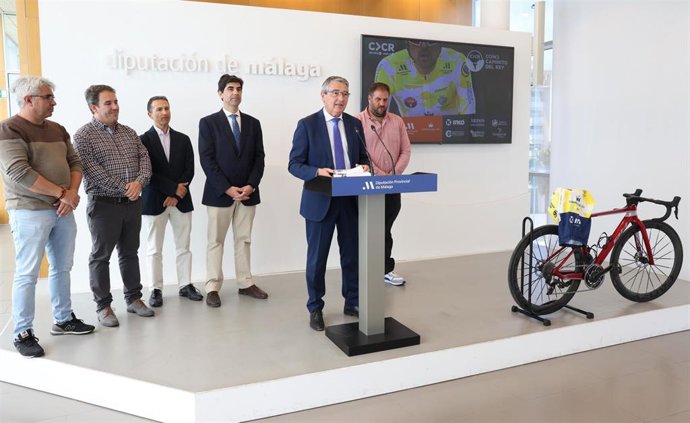 El presidente de la Diputación de Málaga, Francisco Salado, ha presentado la prueba junto a los alcaldes de Coín, Ardales, Casarabonela y Tolox, y al presidente del Club Ciclista Coín.