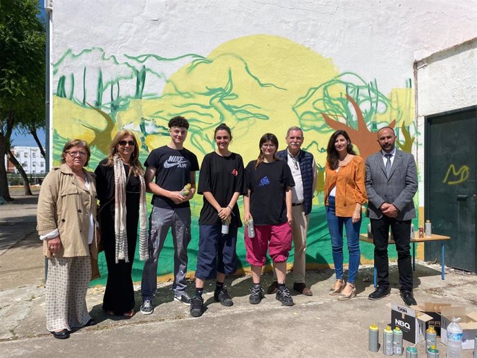 Autoridades y autores del mural realizado en el CEIP Pedagogo Navarro, en la barriada de Las Palmeras.