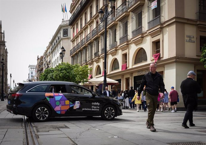 Un VTC por una calle del centro de Sevilla. A 02 de abril de 2024, en Sevilla (Andalucía, España).