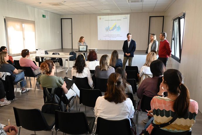 El Ayuntamiento de Tomares impulsa un programa para facilitar la inserción laboral en colectivos vulnerables.