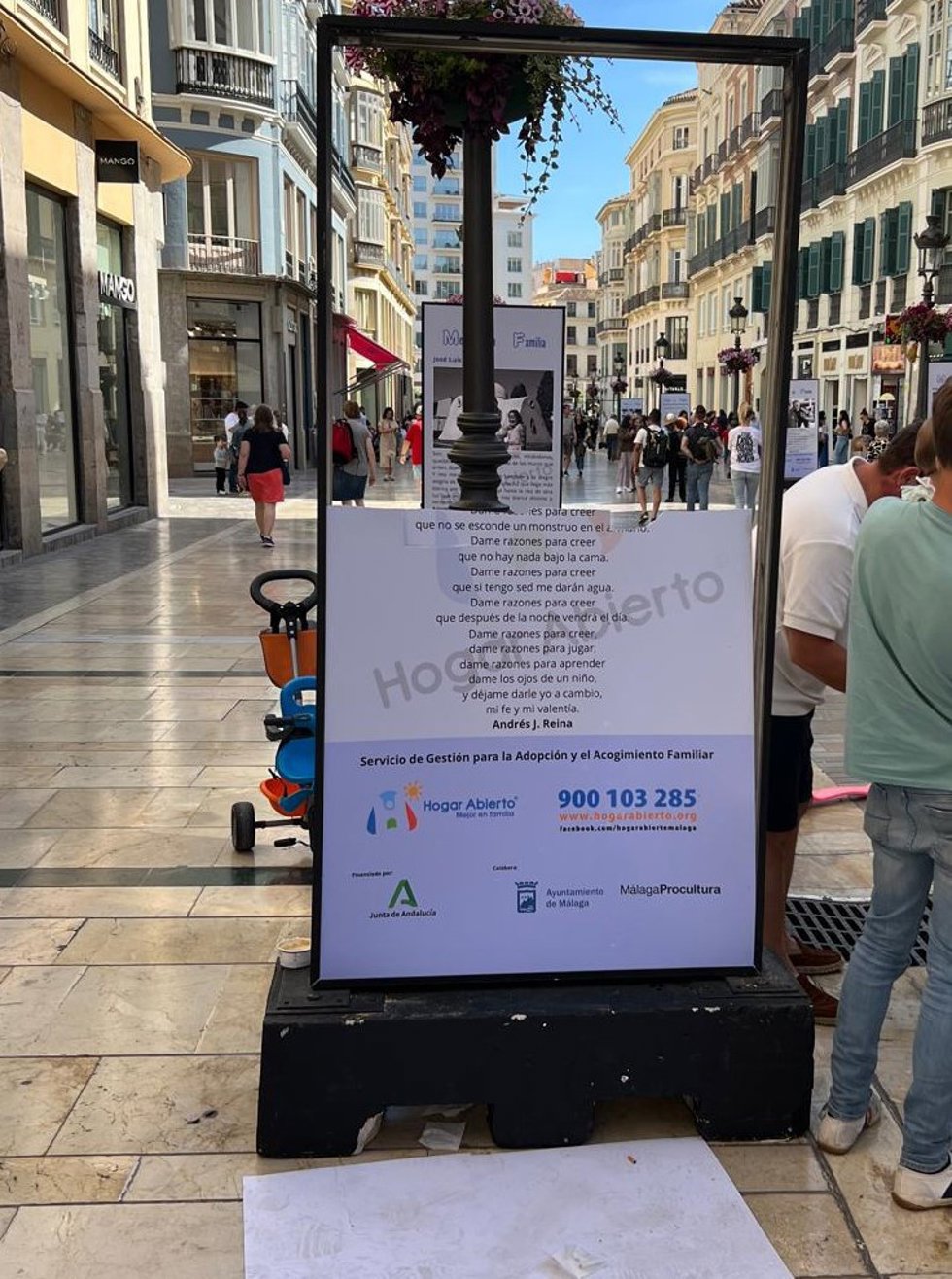 Exposición de Fundación Hogar Abierto destrozada en calle Larios.