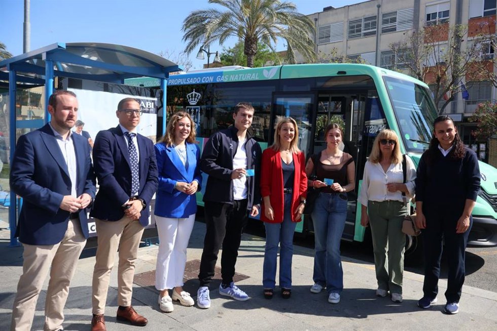 La alcaldesa ha mostrado el diseño de las primeras tarjetas a dos jóvenes estudiantes del IES Cristóbal de Monroy, en la parada situada frente al centro educativo y ante la presencia de su directora, María Quirós.