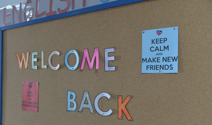 Archivo - Tablón con mensajes en inglés.