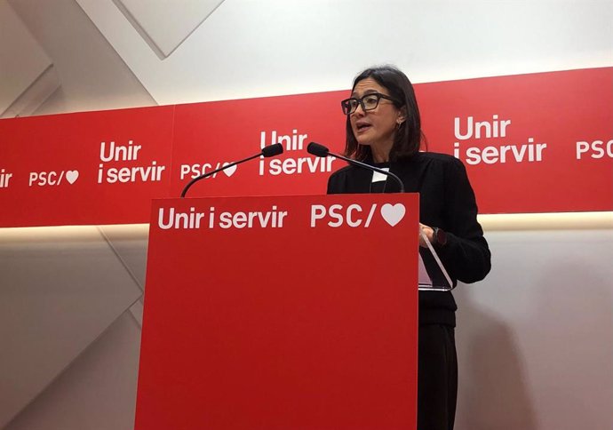 La portavoz del PSC, Núria Parlon, en una rueda de prensa en la sede del partido