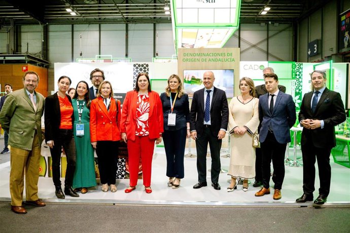 La directora general de Industrias, Innovación y Cadena Agroalimentaria, Cristina de Toro, y el director gerente de la Agencia de Gestión Agraria y Pesquera de Andalucía (Agapa), José Carlos Álvarez, en el stand de Andalucía en el Salón Gourmets.