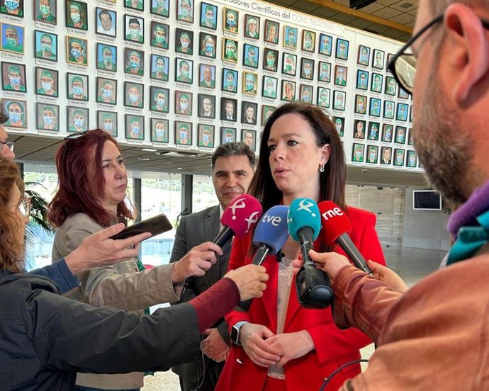 La consejera de Salud y Servicios Sociales, Sara García Espada, atiende a los medios