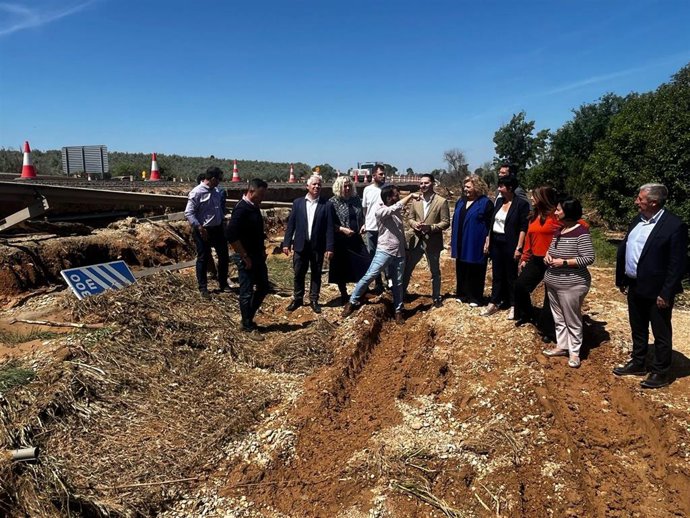 El alcalde de Láchar, Pedro Sánchez, en el centro en la imagen, explica a los responsables del PSOE los daños