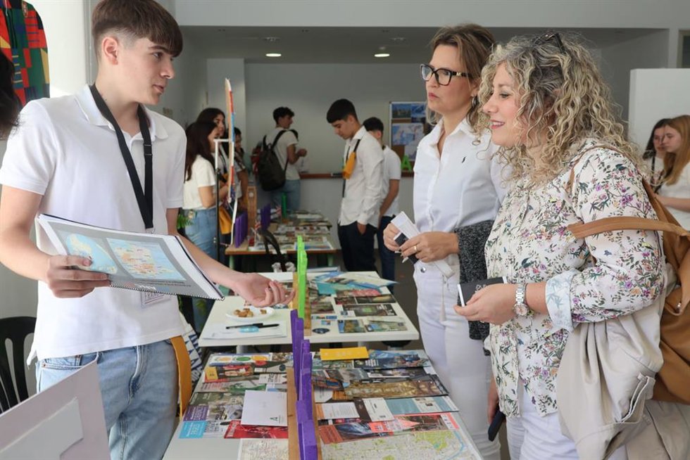 En el proyecto anual del centro 'Albero en el Mundo', los alumnos ponen en práctica todo lo aprendido en la materia de Geografía sobre los países y Comunidades Autónomas.