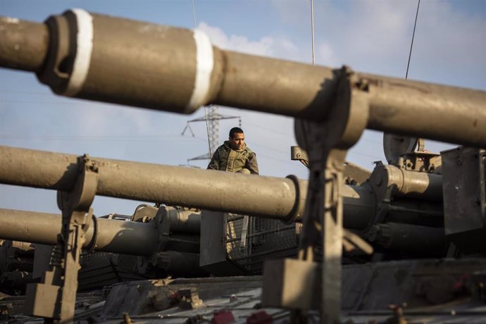 Archivo - Un soldado de Israel en un blindado cerca de la frontera con la Franja de Gaza (archivo)