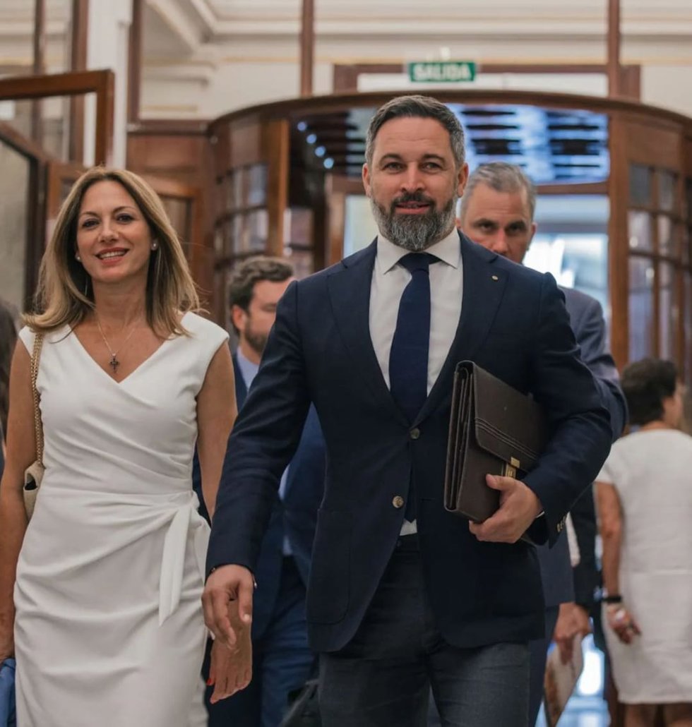 La diputada Reyes Romero, junto a Santiago Abascal.
