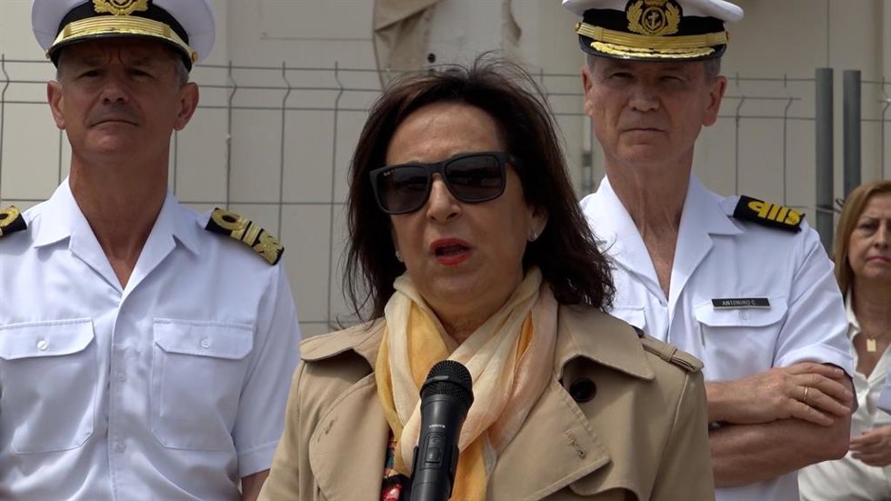 Robles se compromete a reconducir el retraso en la construcción del submarino S-