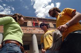Archivo - Fotografias de estudiantes de Farmacia, ante la pueta de la Facultad. Fotos para el reportaje sobre "Jóvenes y precariedad laboral".