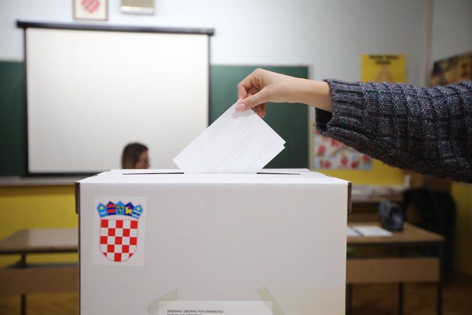 Archivo - ZAGREB, Jan. 5, 2020  A voter casts her ballot at a polling station during the second round of the presidential election in Sibenik, Croatia, Jan. 5, 2020. Croatian voters began to cast their ballots in the runoff of the presidential election at