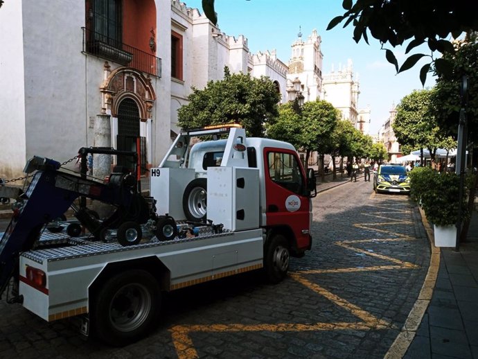 Archivo - Un vehículo grúa, en el entorno de la Catedral.