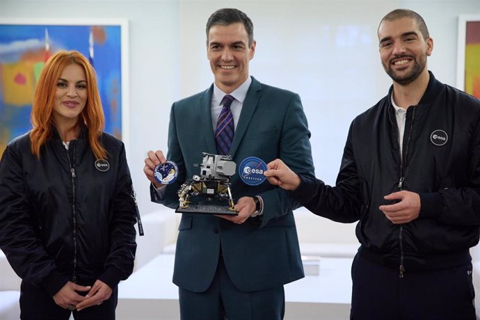 Archivo - El presidente del Gobierno, Pedro Sánchez (c), recibe a los dos nuevos astronautas españoles de la Agencia Espacial Europea (ESA), Pablo Álvarez (d) y Sara García (i), en el Complejo de la Moncloa