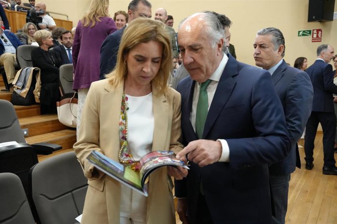 La presidenta de la Diputación de Cádiz, Almudena Martínez del Junco dialoga con el alcalde de Algeciras, José Ignacio Landaluce.