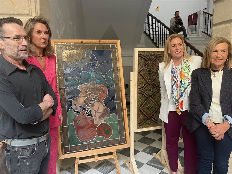 La delegada territorial de Salud y Consumo en la provincia, Eva Pajares, en la inuguración de la exposición 'ItinerARTE' de Faisem en El Puerto