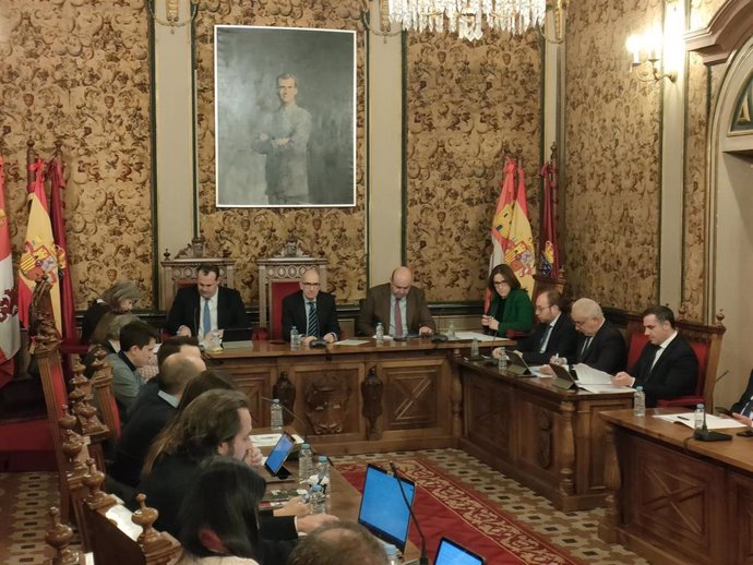 Archivo - El presidente de la Diputación de Salamanca, Javier Iglesias (c), en el pleno de La Salina