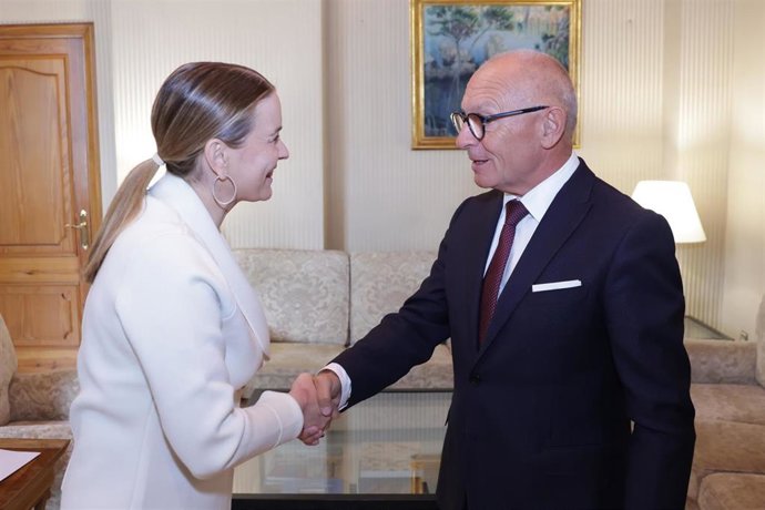La presidenta del Govern, Marga Prohens, saluda al embajador de la República Checa, Libor Secka.
