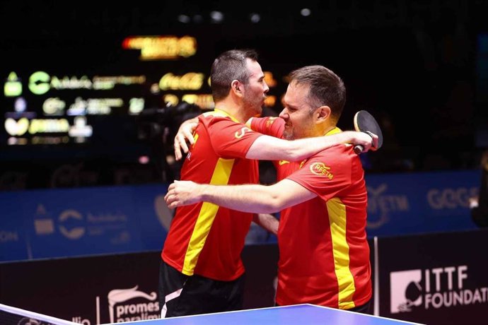 Archivo - Alvaro Valera y Jordi Morales se abrazan tras ganar uno de sus partidos en el Mundial de Tenis de Mesa Paralímpico de Granada