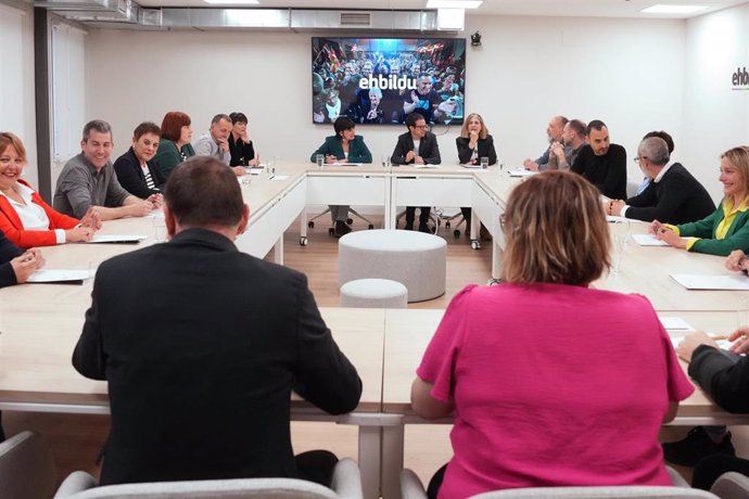 El candidato de EH Bildu a lehendakari, Pello Otxandiano (c), durante una reunión de EH Bildu, en la sede del partido, a 22 de abril de 2024, en San Sebastián, Gipuzkoa, País Vasco (España). El grupo parlamentario EH Bildu ha reunido a su mesa política pa