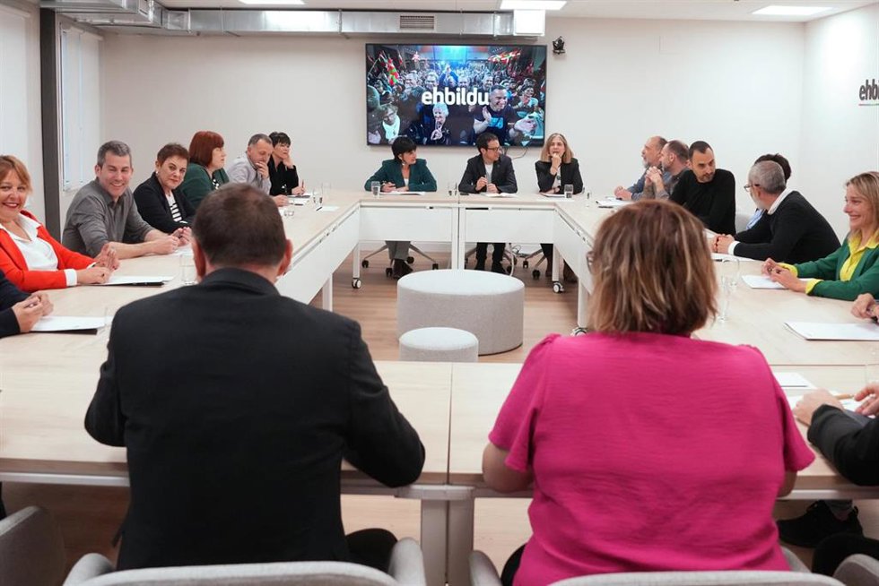 El candidato de EH Bildu a lehendakari, Pello Otxandiano (c), durante una reunión de EH Bildu, en la sede del partido, a 22 de abril de 2024, en San Sebastián, Gipuzkoa, País Vasco (España). El grupo parlamentario EH Bildu ha reunido a su mesa política 