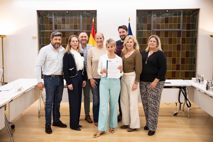 La ministra ministra de Trabajo y Economía Social, Yolanda Díaz, junto a responsables de Stavla y la Asociación Española de Tripulantes de Cabina de Pasajeros.