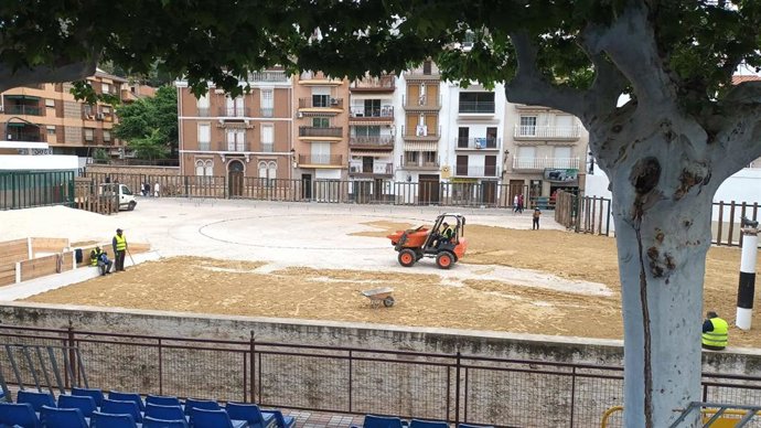 Adecuación de la plaza de San Marcos de Beas de Segura para acoger los 'toros ensogaos'.