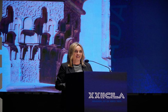 La alcaldesa de Granada, Marifrán Carazo, durante su intervención en la apertura del XXII Congreso Iberolatinoamericano del Asfalto. A 22 de abril de 2024, en Granada (Andalucía, España). La consejera de Fomento, Articulación del Territorio y Vivienda, Ro