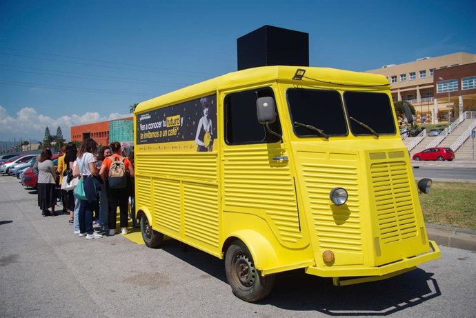 'La Caravana Amarilla Del Futuro' Promueve La Corresponsabilidad Entre Los Estudiantes Universitarios