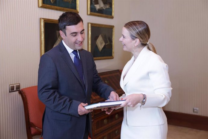 La presidenta del Govern, Marga Prohens, y el embajador de la República de Armenia en el Reino de España y el Principado de Andorra, Sos Avetisyan.