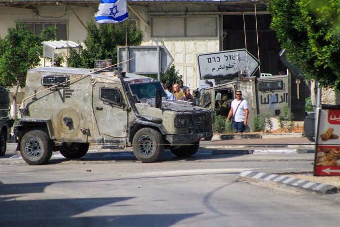 Archivo - Un vehículo militar junto a colonos israelíes en Nablús, Cisjordania